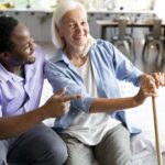 assistente-social-cuidando-de-uma-mulher-idosa