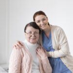 mulheres-sorridente-de-tiro-medio-posando